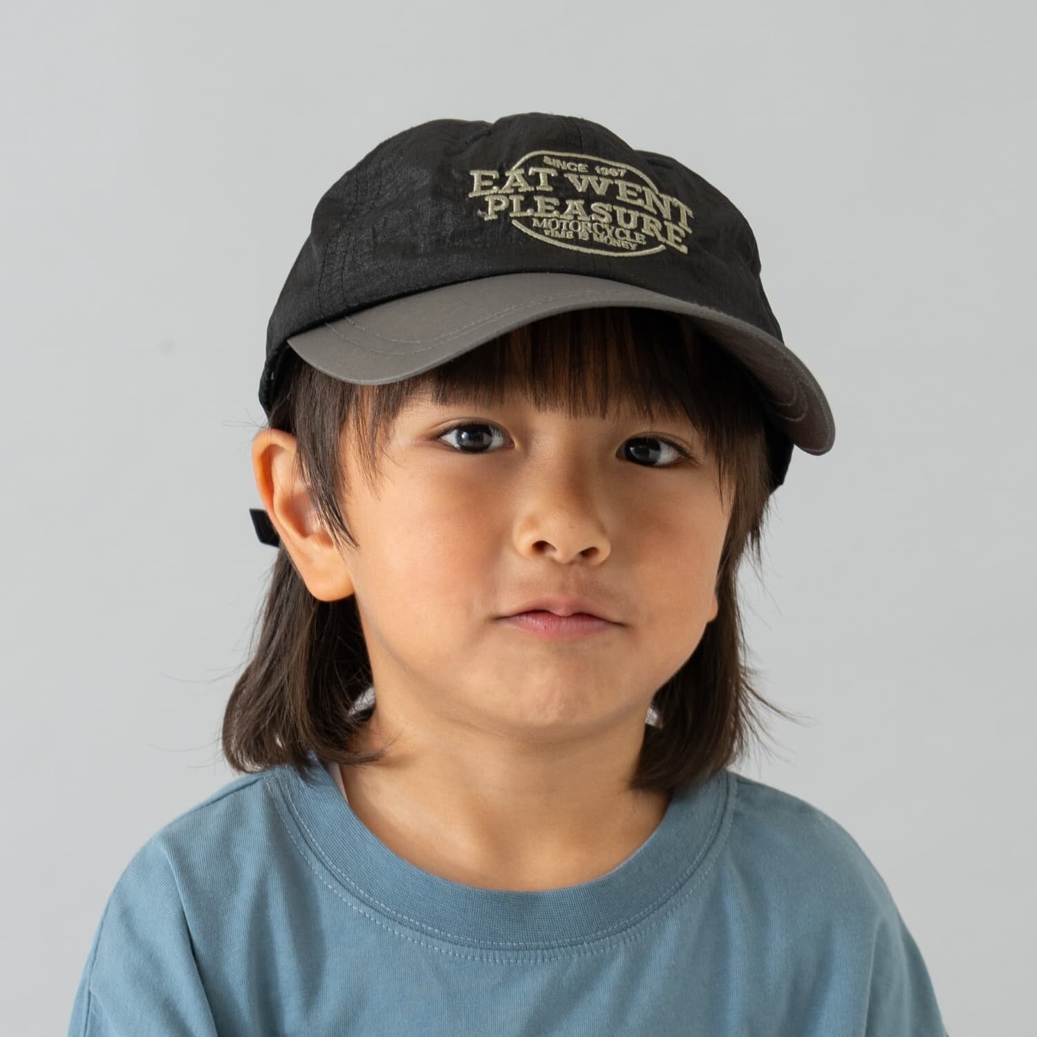 刺繍入りバイカラーキャップ