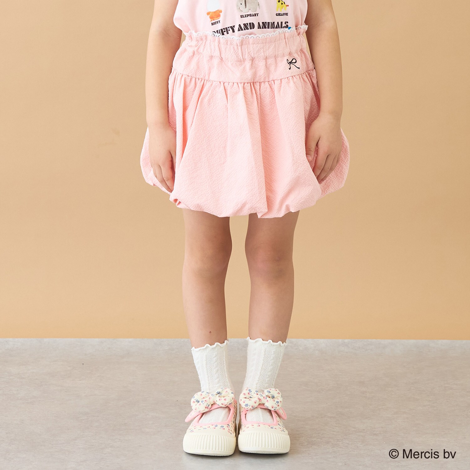 ふわっと広がるバルーンスカート