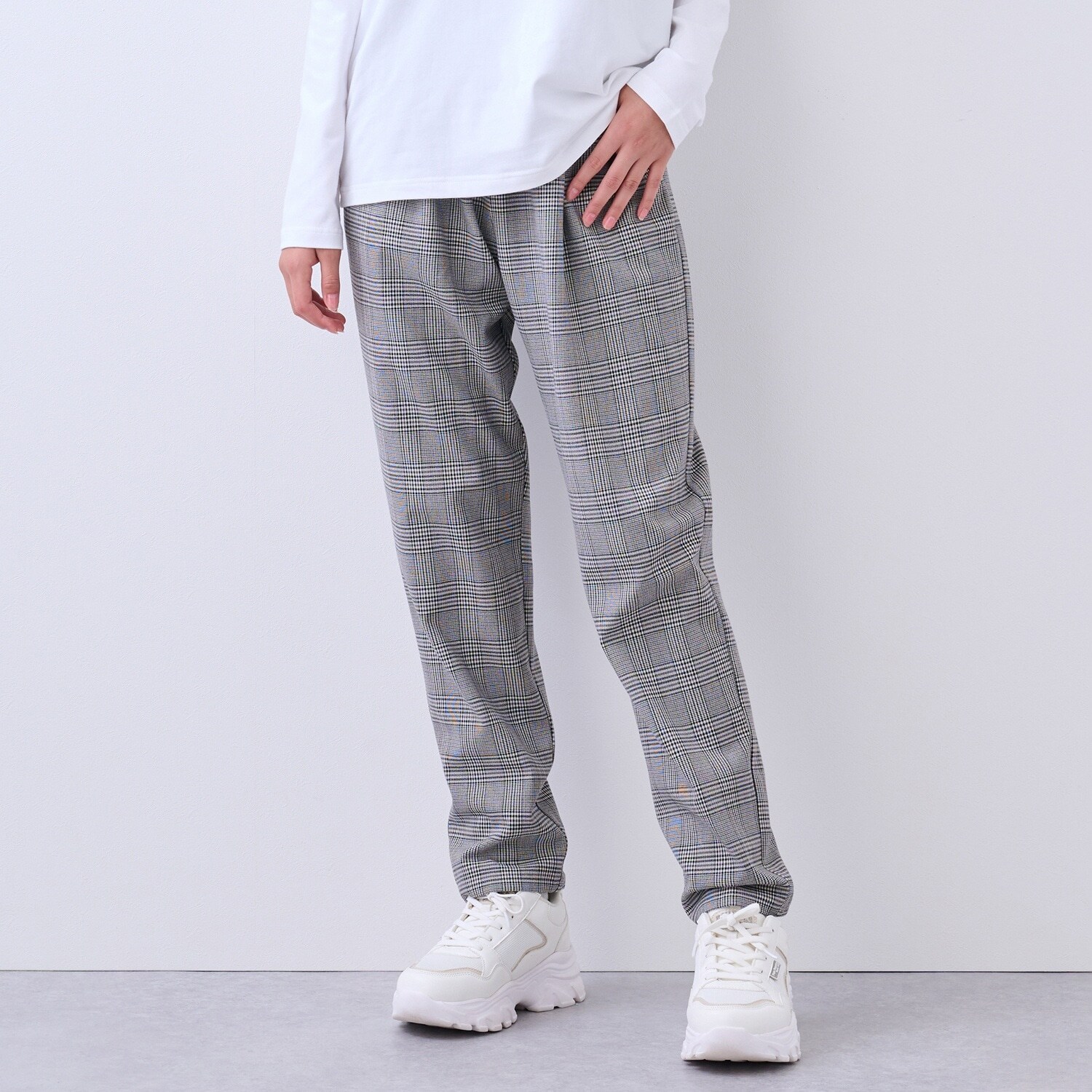 テーパードパンツ