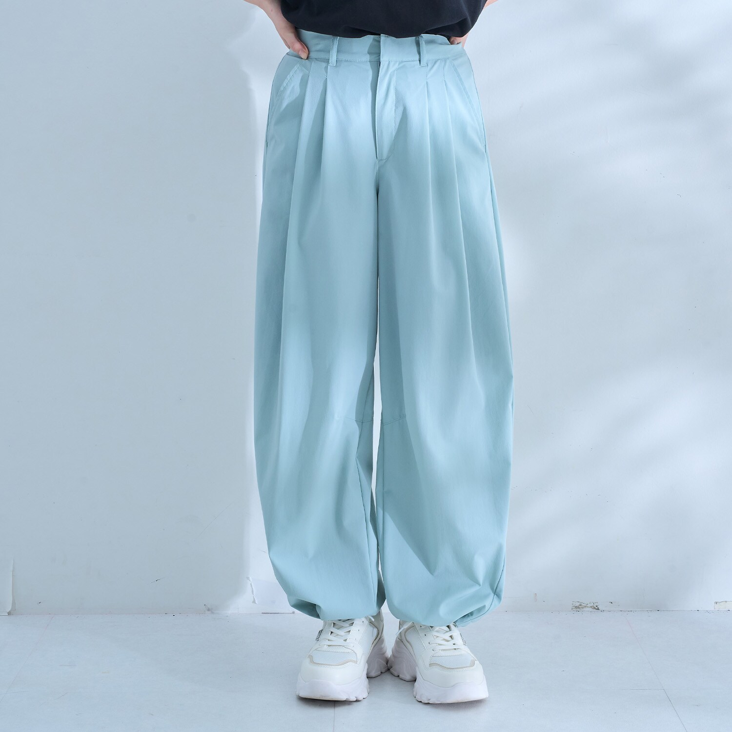 【AMI】【機能素材】タック入りバレルシルエットパンツ