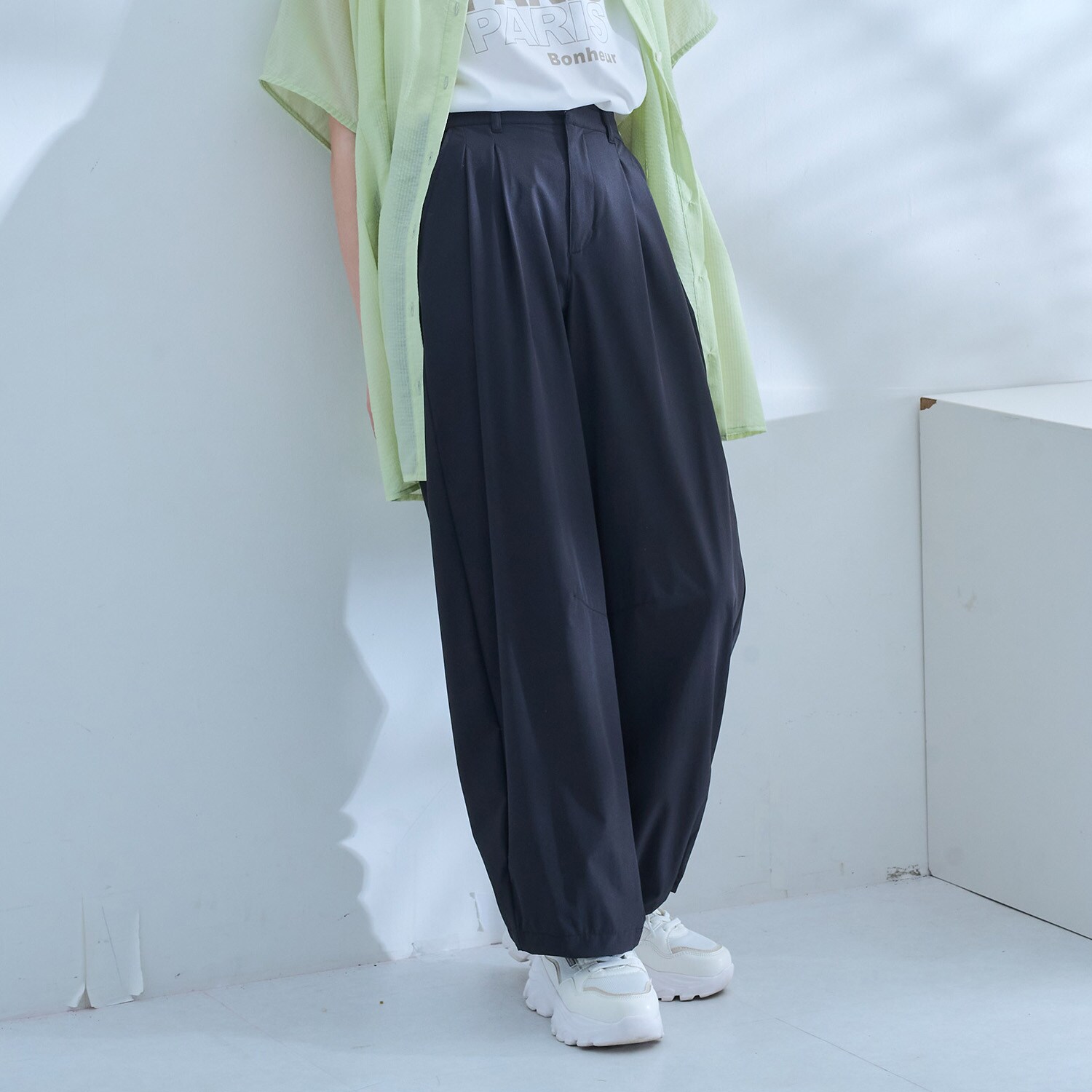 【AMI】【機能素材】タック入りバレルシルエットパンツ