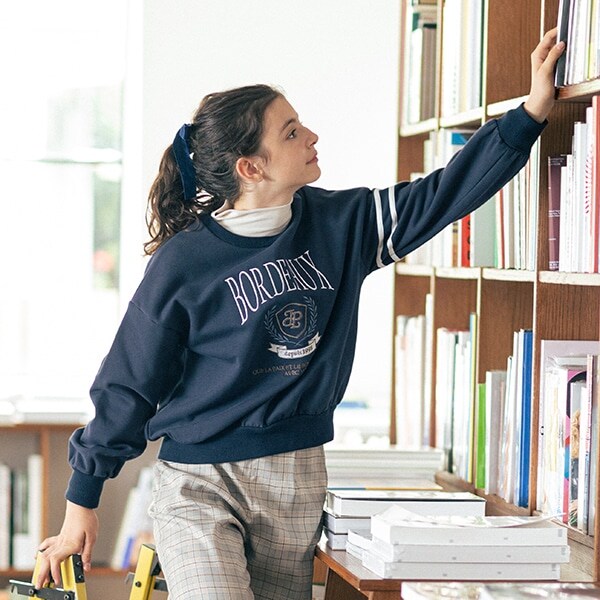 ストレッチ裏毛エンブレムトレーナー