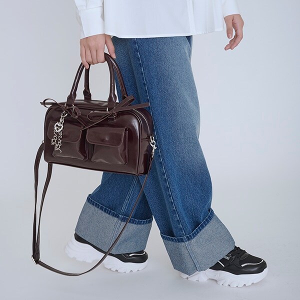 ロゴチャーム付ｗポケットボストンバッグ