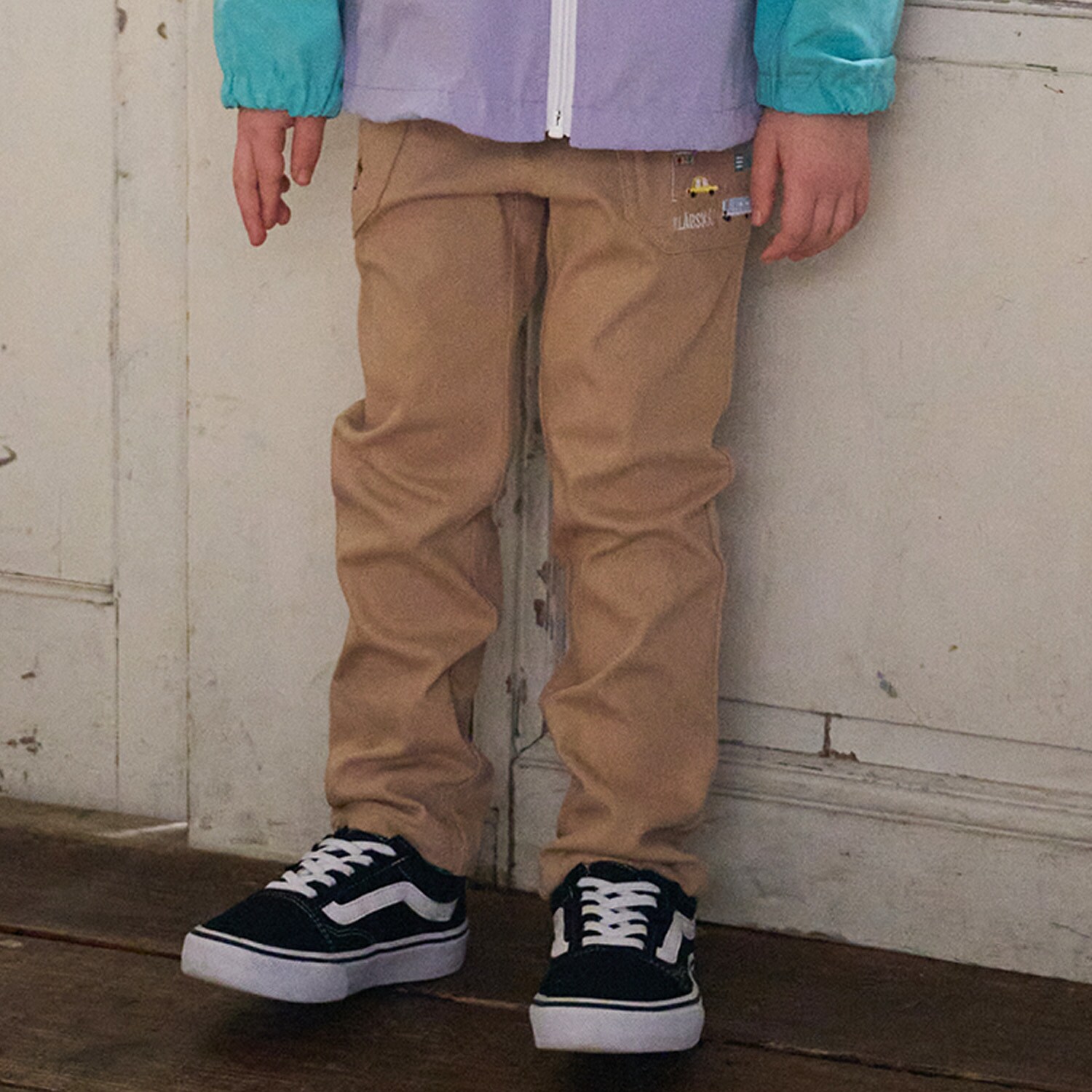 乗り物刺しゅうロング丈ストレートパンツ