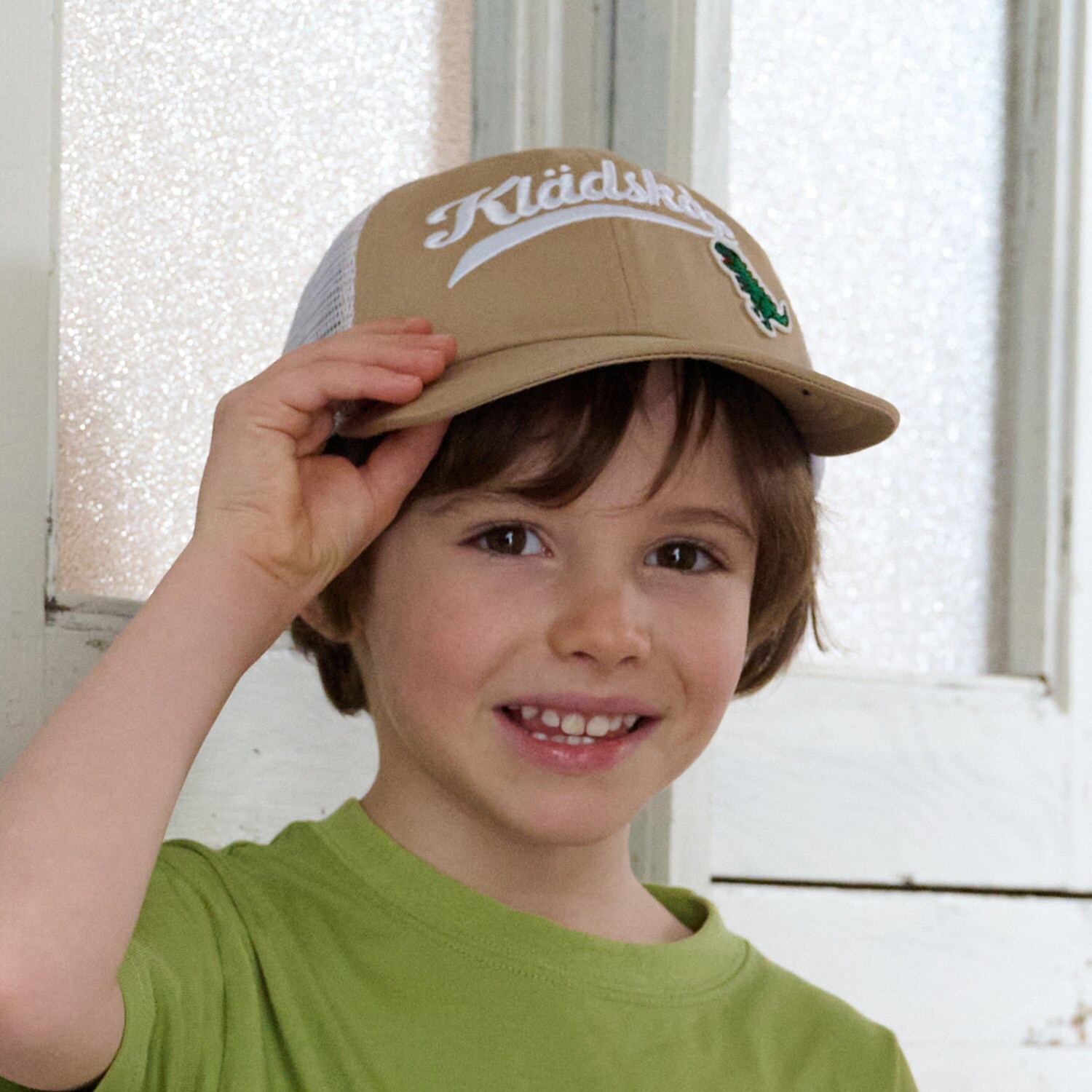 ロゴ刺しゅうメッシュキャップ