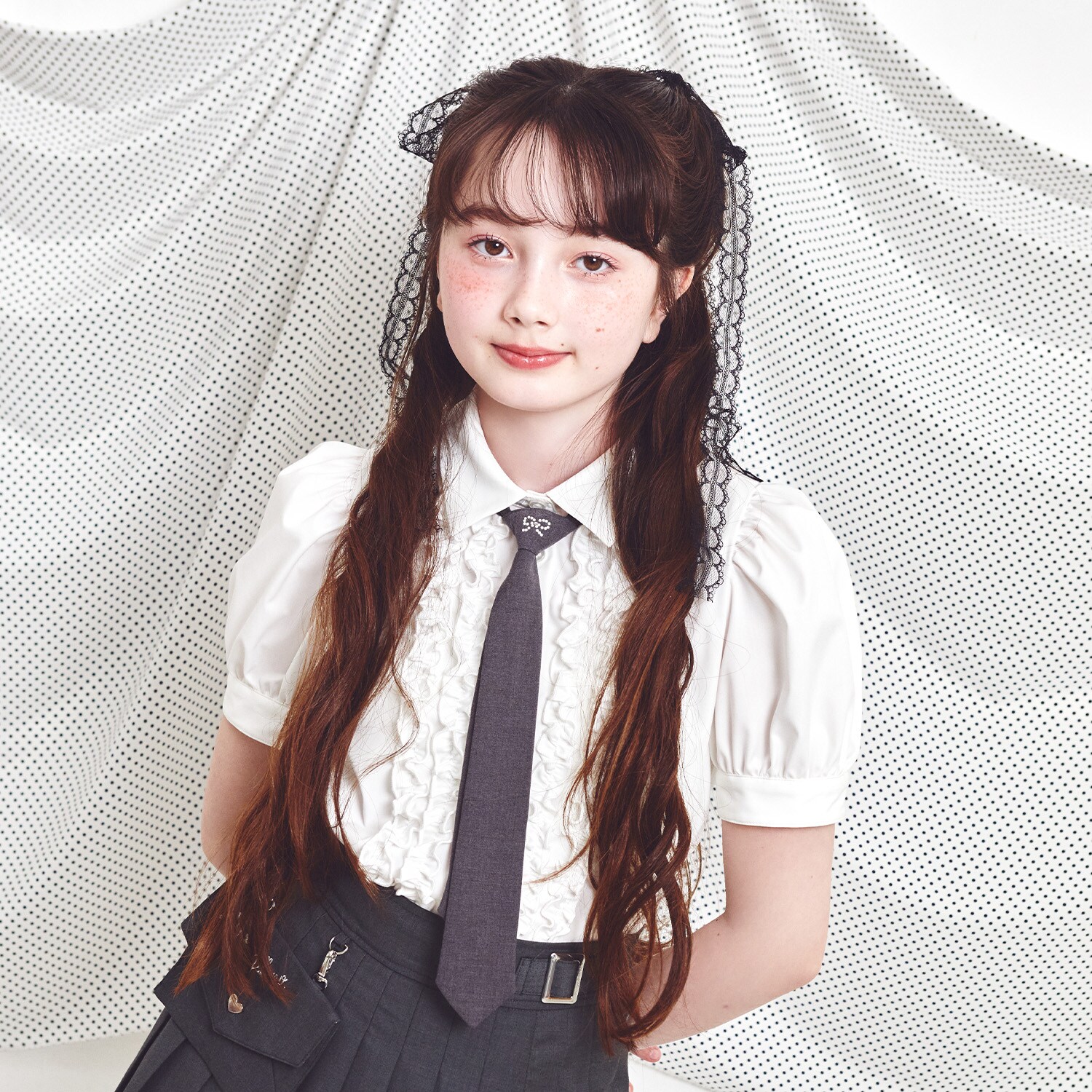 ネクタイつきフリルブラウス