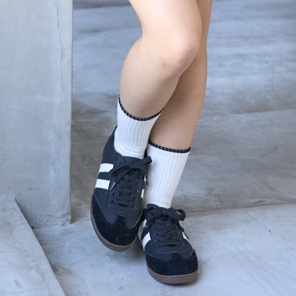 ラインスニーカー