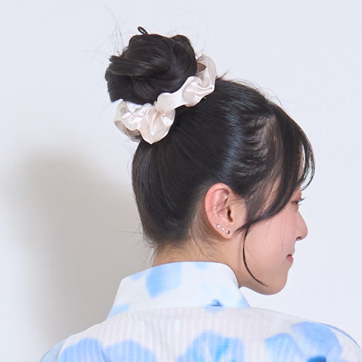 ストーンつきサテンシュシュ