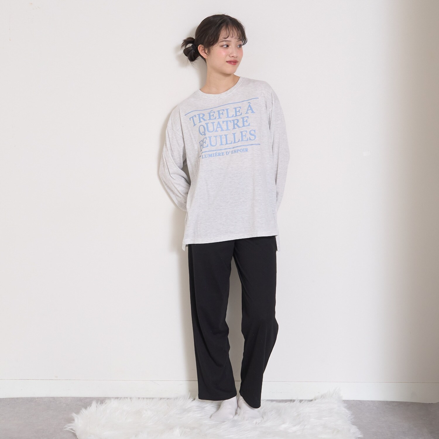 【ルームウェア/パジャマ】発砲ロゴプリント長袖セット