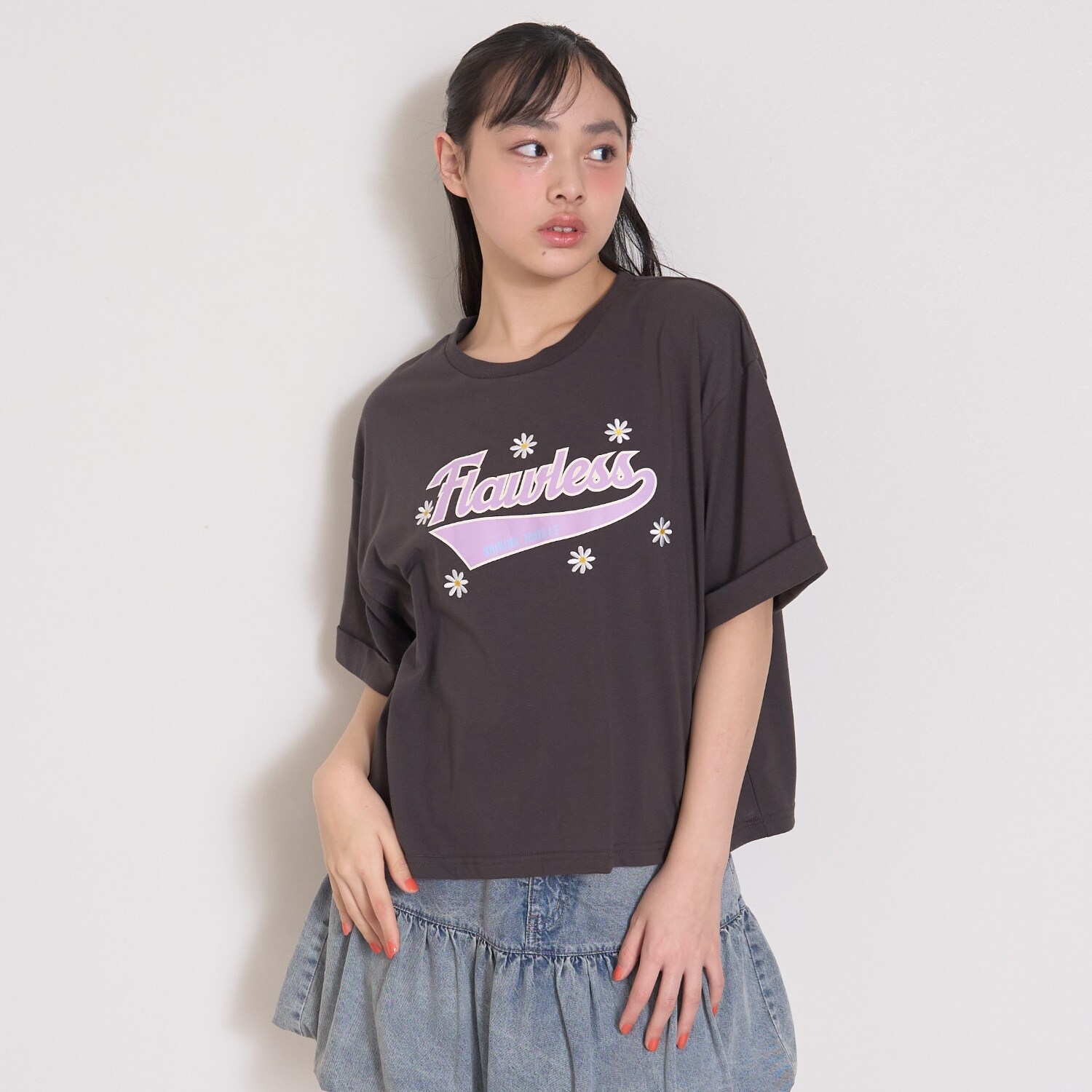 【7days】ロゴ＋お花刺しゅうTシャツ