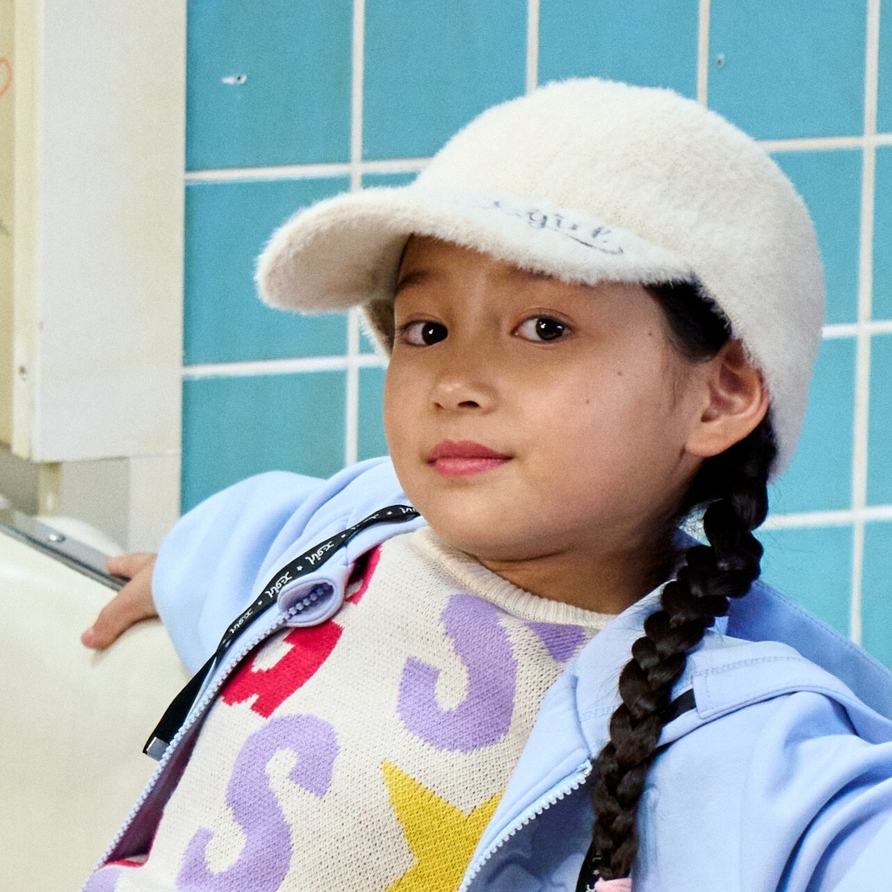 ロゴ刺しゅうファーキャップ