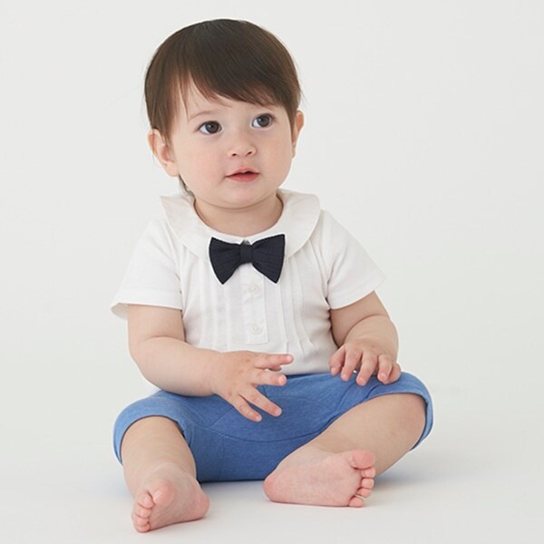 蝶ネクタイつきロンパース