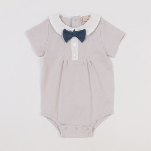 蝶ネクタイつきロンパース