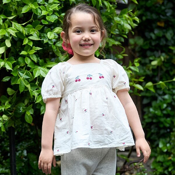 チェリー刺しゅうパフブラウス