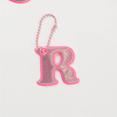 あんしんアルファベットリフレクターチャーム（ピンク）