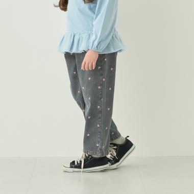 【やわらかデニム】ハート刺しゅう総柄バレルレッグパンツ