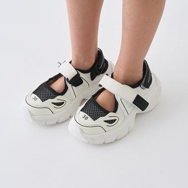 ストラップスニーカー