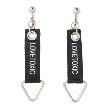 ロゴテープ＆トライアングルパーツイヤリング