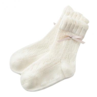 リボンつき透かし編みソックス